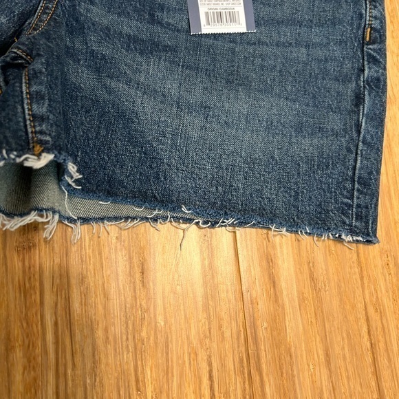 Universal Threads Ladies NWT Vintage MIDI Jean Shorts Sz 6 with fringe hem. - Picture 3 of 9